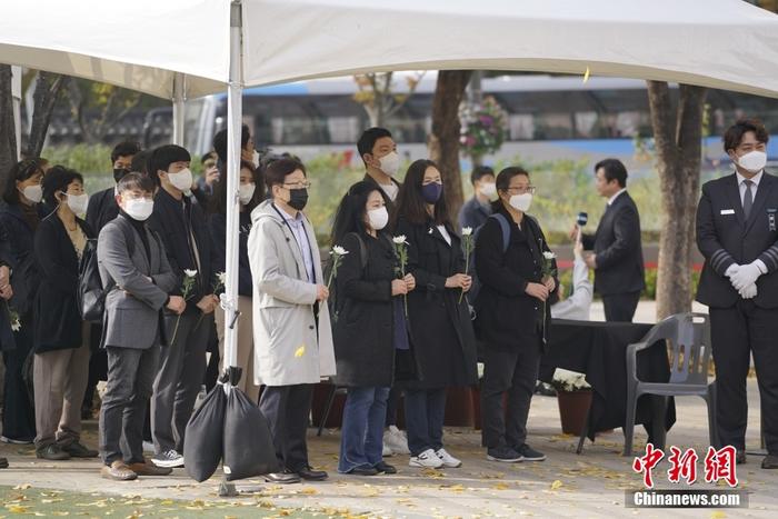 首尔市区设立多处吊唁堂悼念梨泰院踩踏事故遇难者