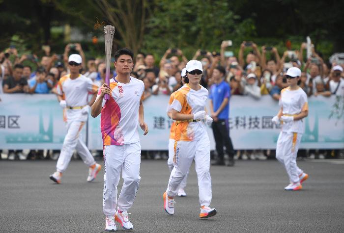 杭州亚运会火炬在浙江杭州传递